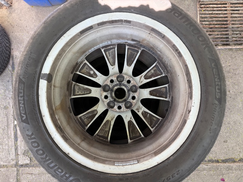Hankook Ventus Prime 4 gumiabroncs fékporos és koszos alufelnin, a tisztítási és centrírozási munkafolyamat előtt.